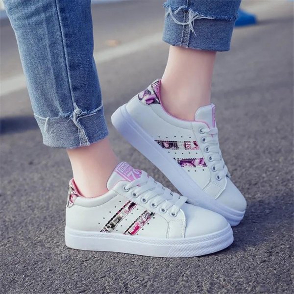 Кроссовок на девушках