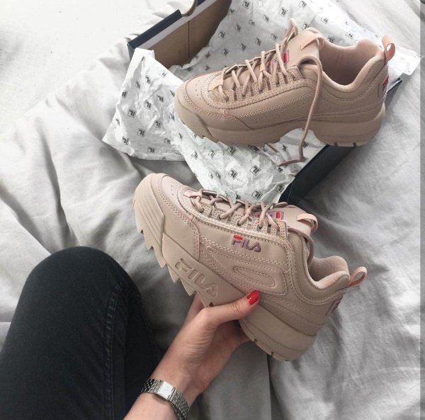 Кроссовок на девушках