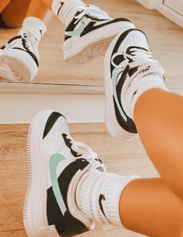 Кроссовок на девушках