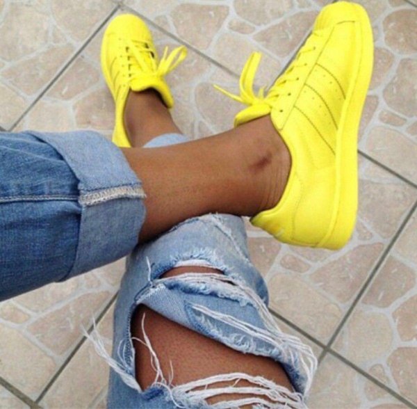 Кроссовок на девушках