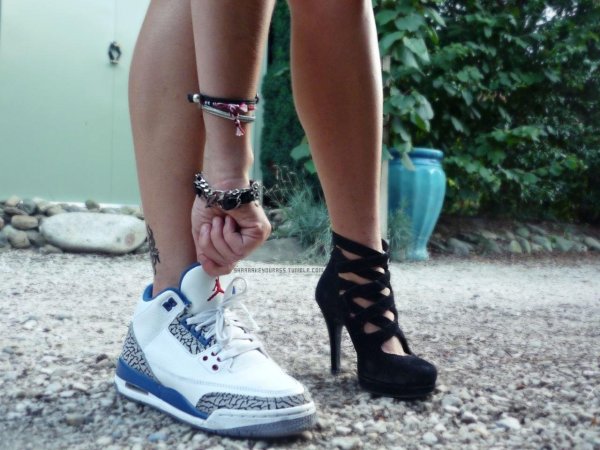 Кроссовок на девушках