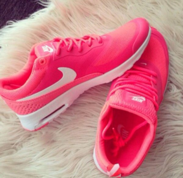 Кроссовок на девушках