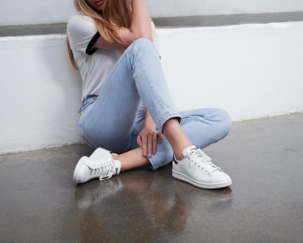 Кроссовок на девушках