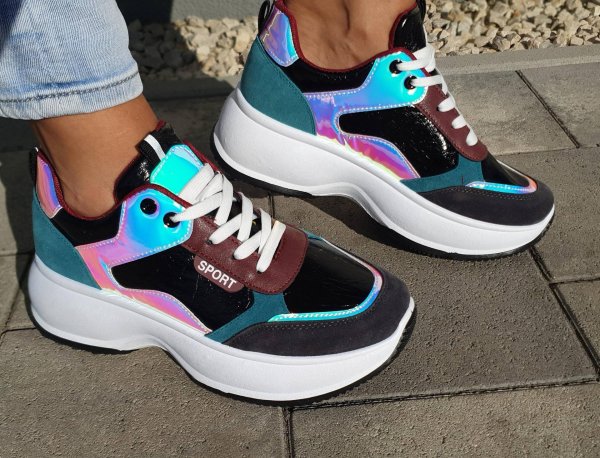 Кроссовок на девушках