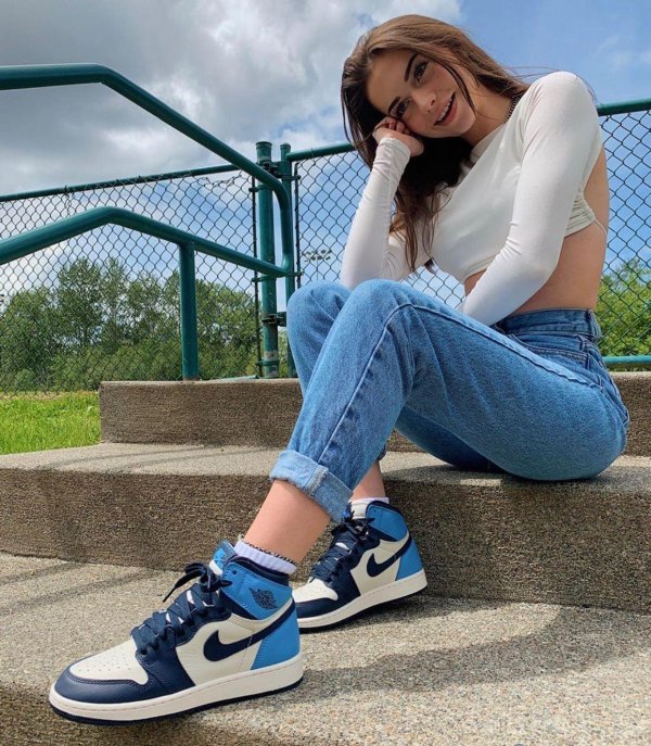 Кроссовок на девушках