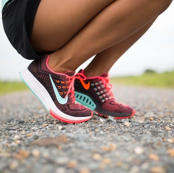 Кроссовок на девушках