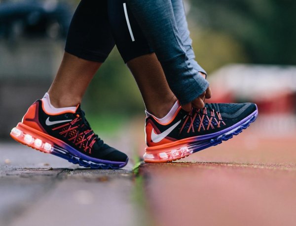 Кроссовок на девушках