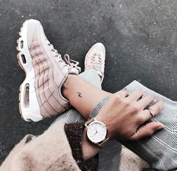 Кроссовок на девушках