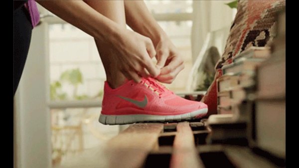 Кроссовок на девушках