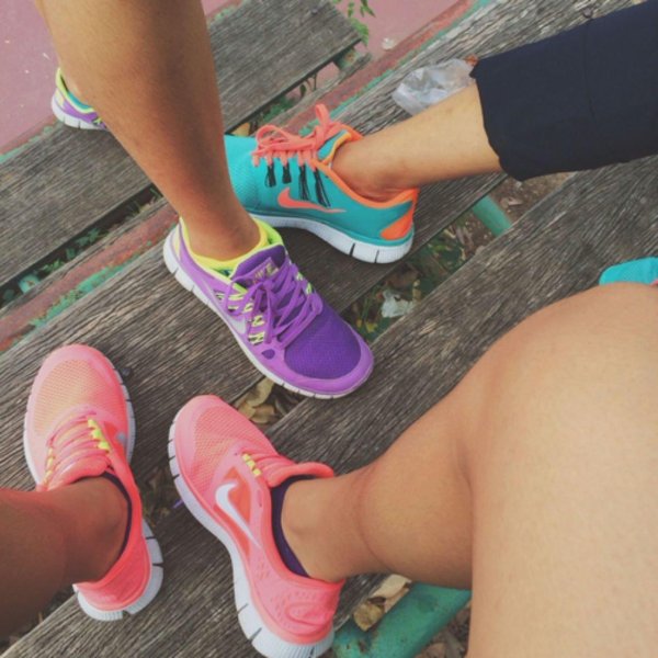 Кроссовок на девушках