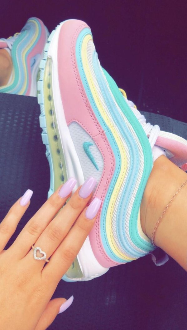 Кроссовок на девушках