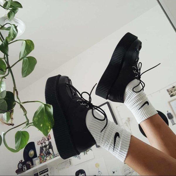 Кроссовок на девушках