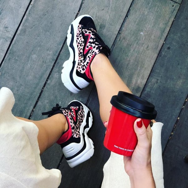 Кроссовок на девушках