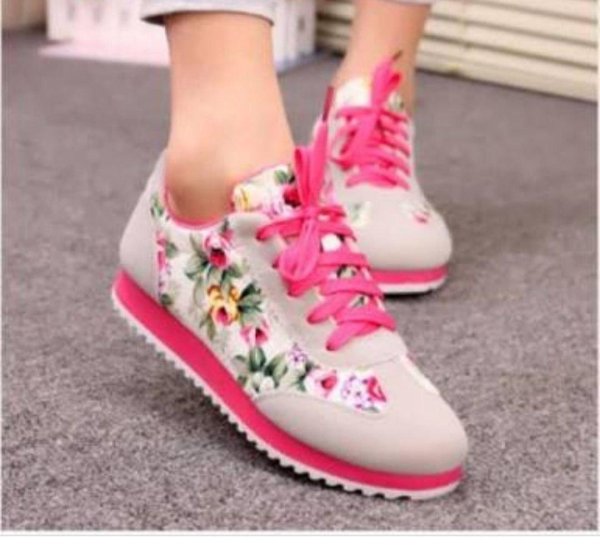 Кроссовок на девушках