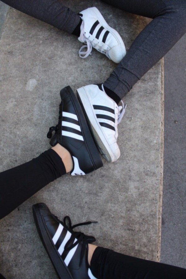 Кроссовок на девушках