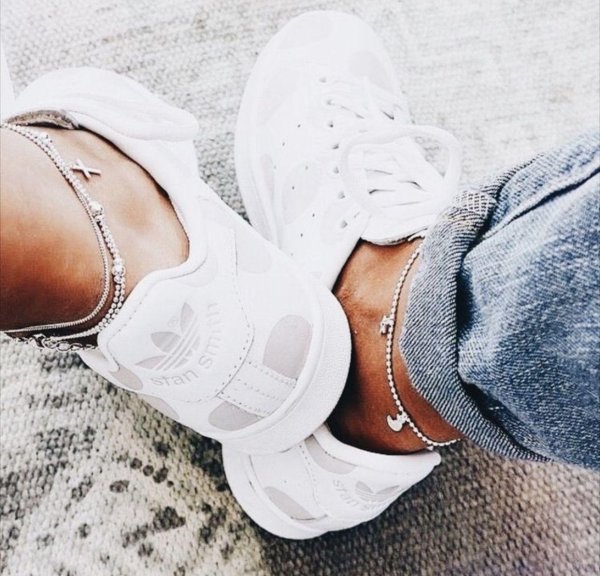 Кроссовок на девушках