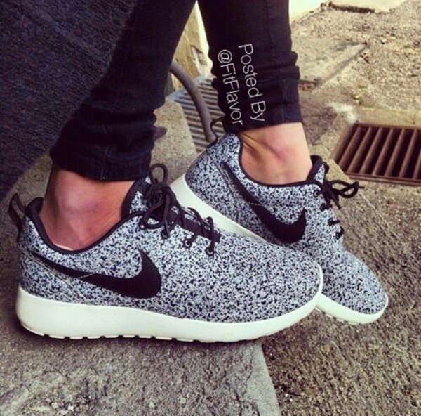 Кроссовок на девушках