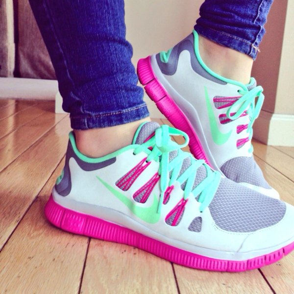 Кроссовок на девушках