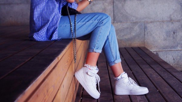 Кроссовок на девушках