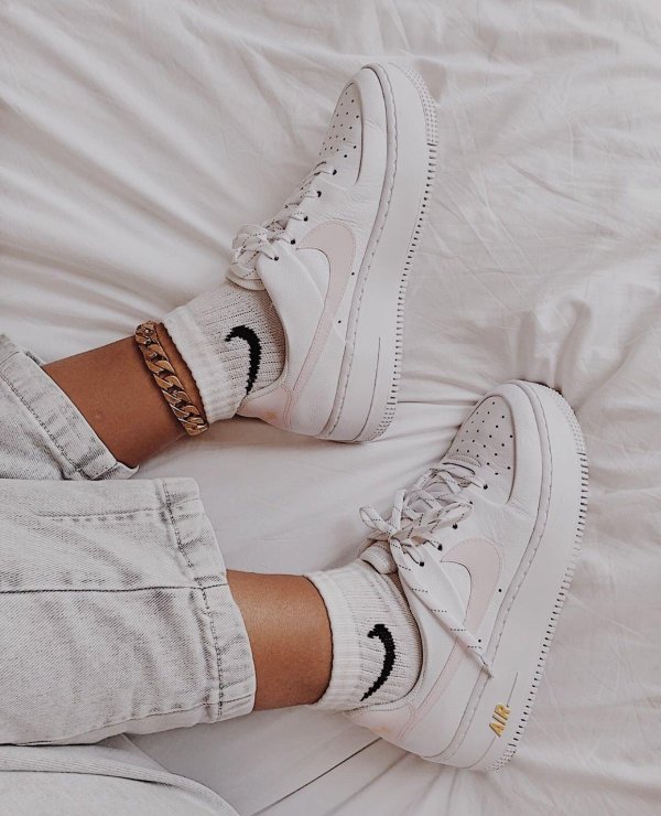 Кроссовок на девушках