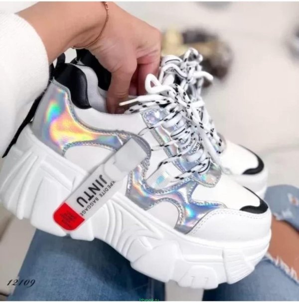 Кроссовок на девушках