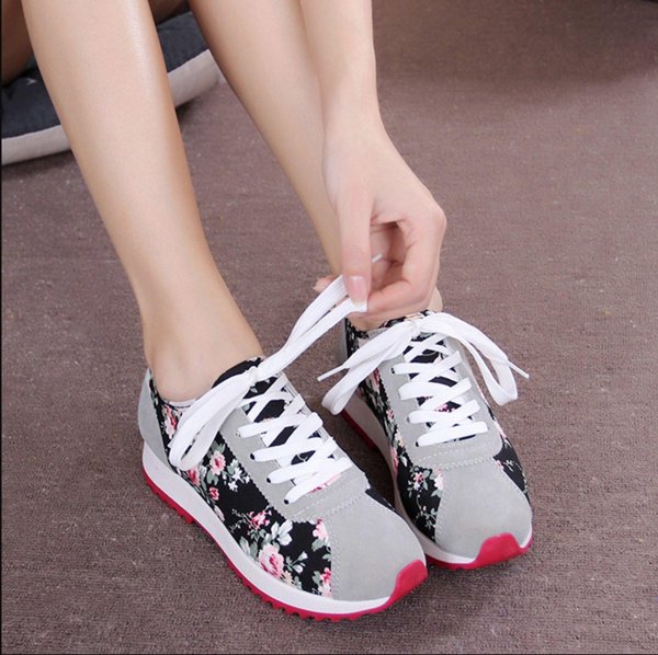 Кроссовок на девушках