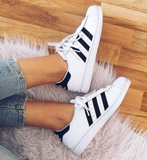 Кроссовок на девушках