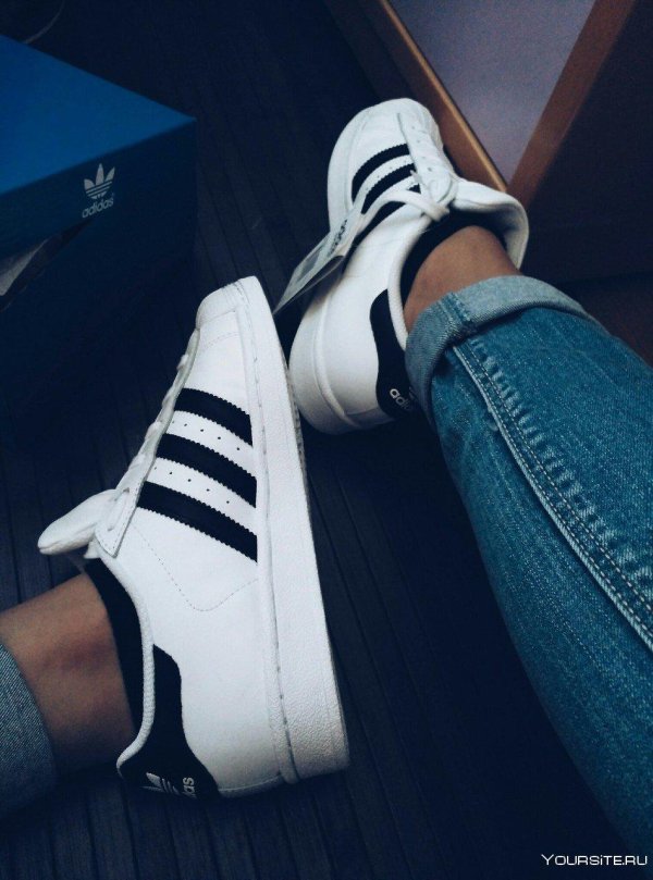 Кроссовок на девушках