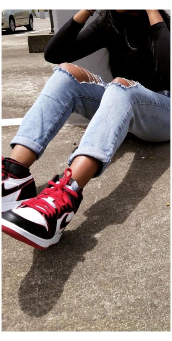 Кроссовок на девушках