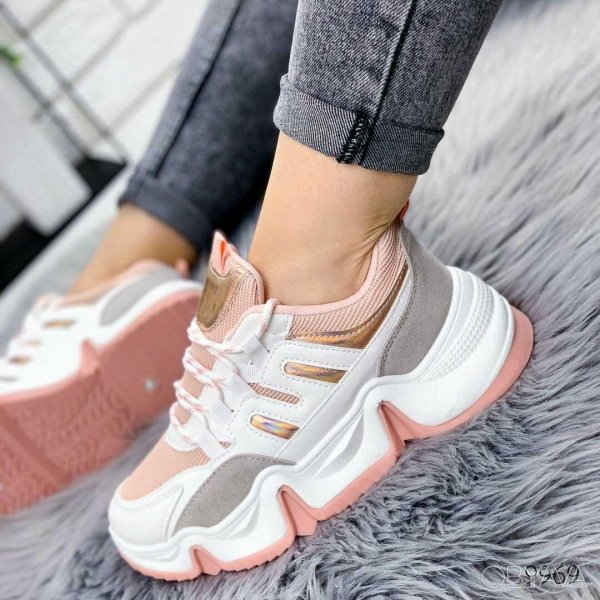 Кроссовок на девушках