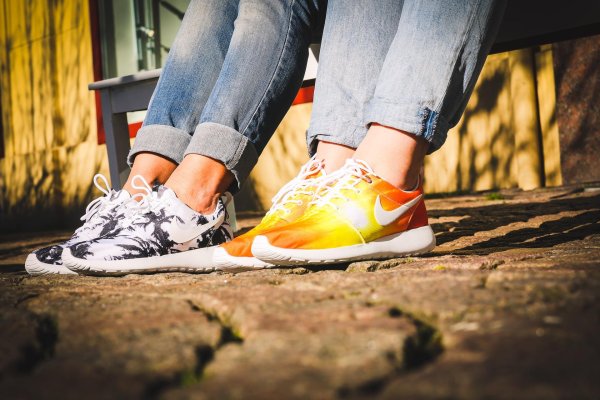 Кроссовок на девушках