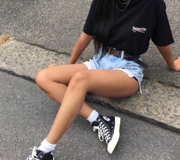 Кроссовок на девушках