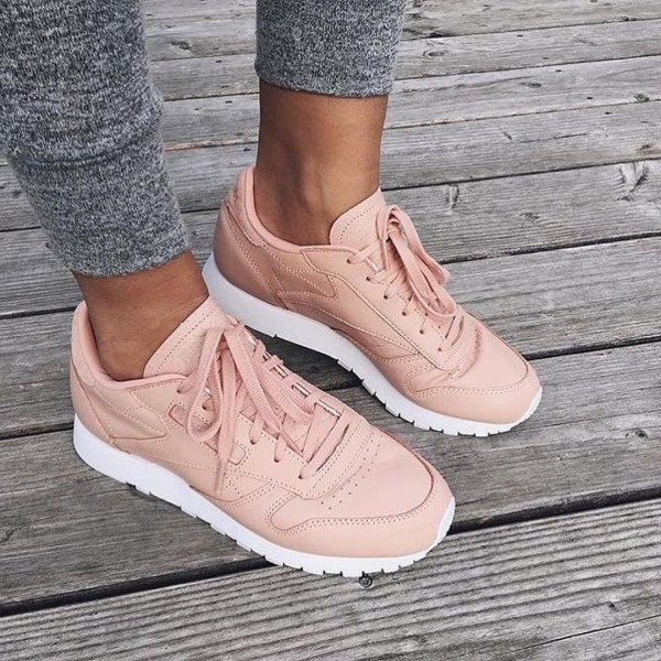 Кроссовок на девушках