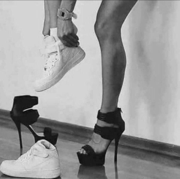 Кроссовок на девушках