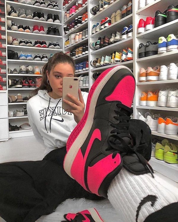 Кроссовок на девушках