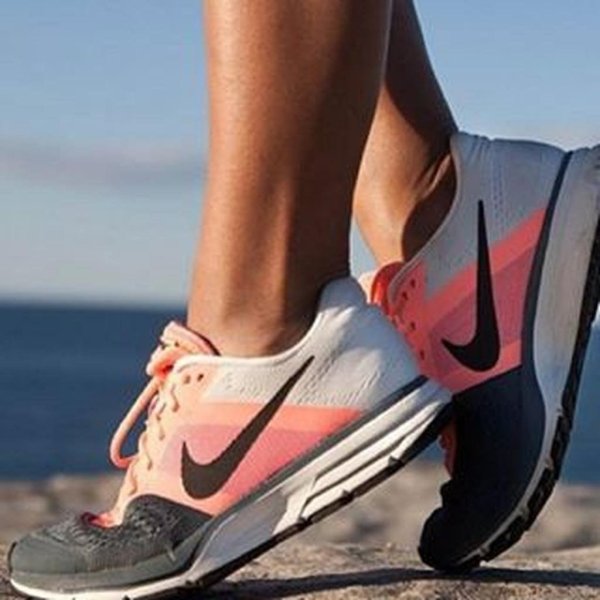 Кроссовок на девушках