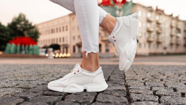 Кроссовок на девушках