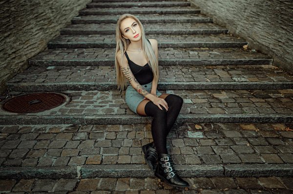 Девушка на лестнице