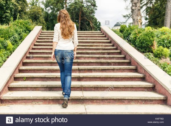 Девушка на лестнице
