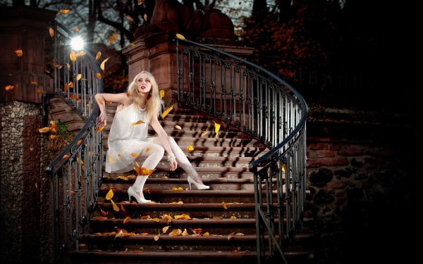 Девушка на лестнице