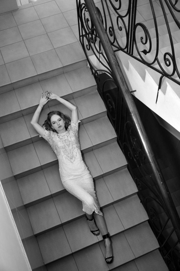 Девушка на лестнице