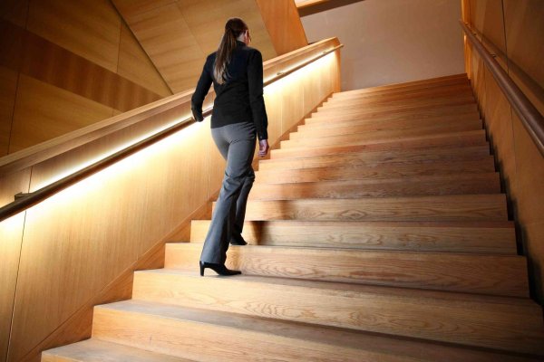 Девушка на лестнице