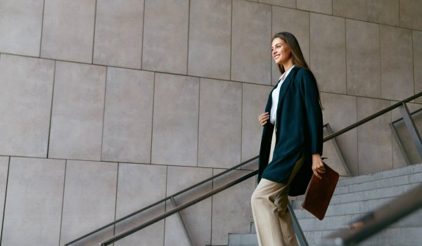 Девушка на лестнице