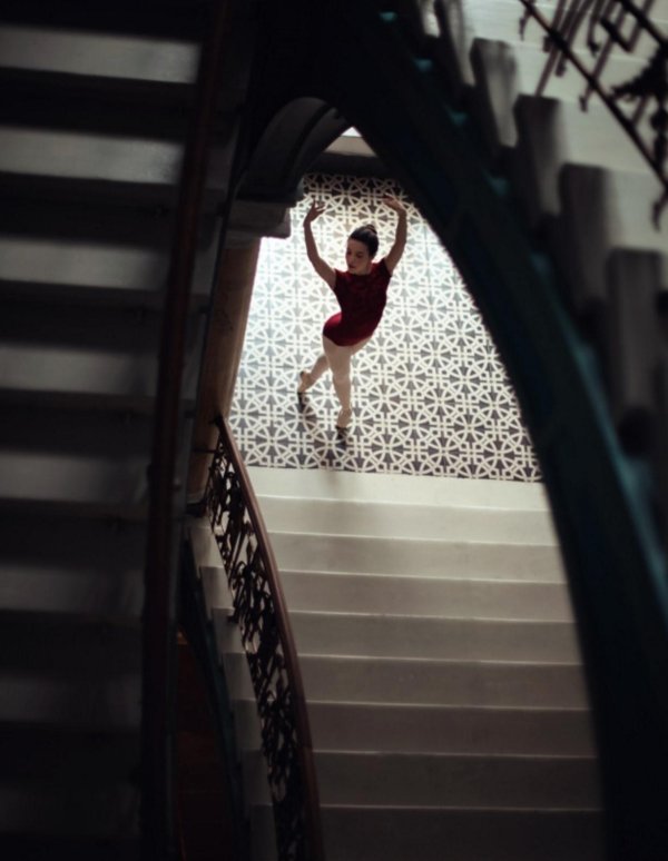 Девушка на лестнице