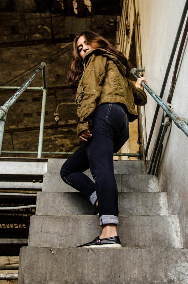 Девушка на лестнице