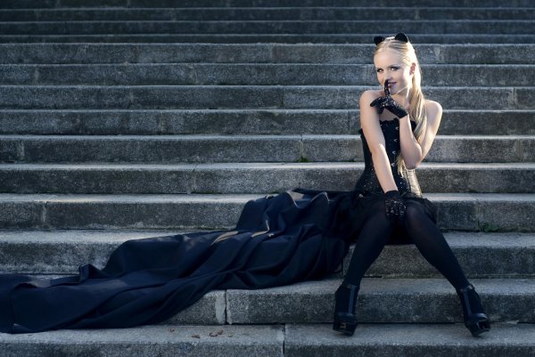 Девушка на лестнице