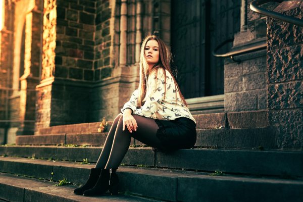 Девушка на лестнице