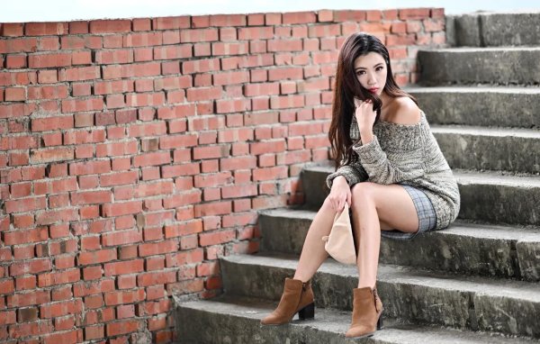 Девушка на лестнице