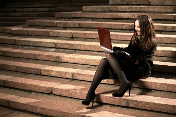 Девушка на лестнице