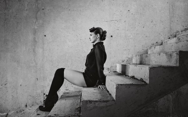 Девушка на лестнице